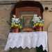 Sempre in via Tancredi, il quadro di un'altra vergine abbellito da fiori 